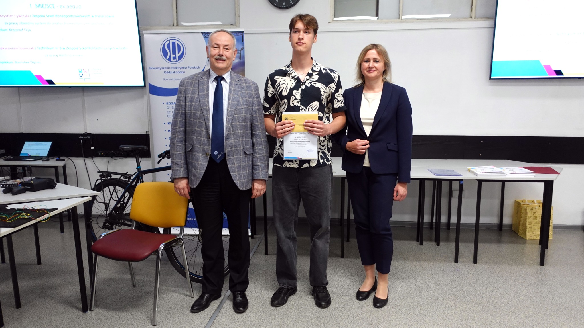 Laureat z dyplomem i kopertą podczas gali