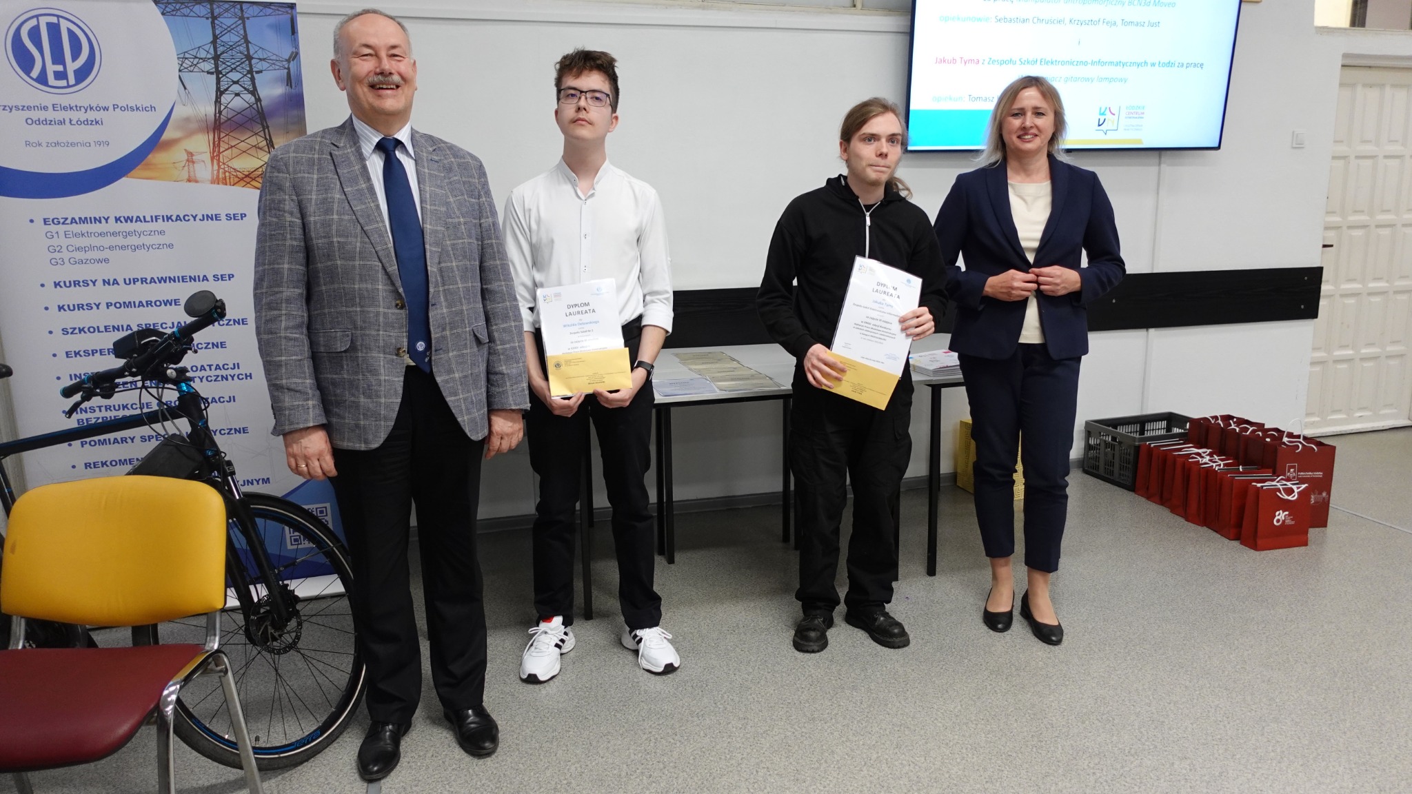 Dwóch laureatów z dyplomami podczas gali